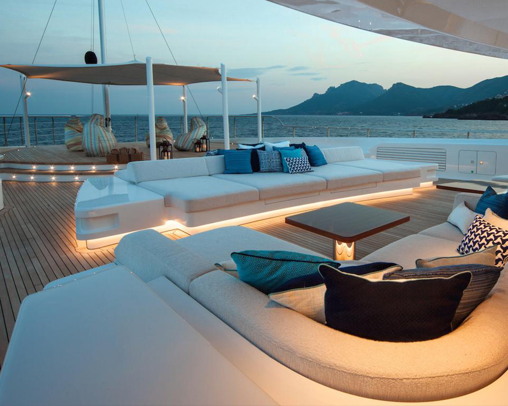 PRIVATE YACHTCHARTER